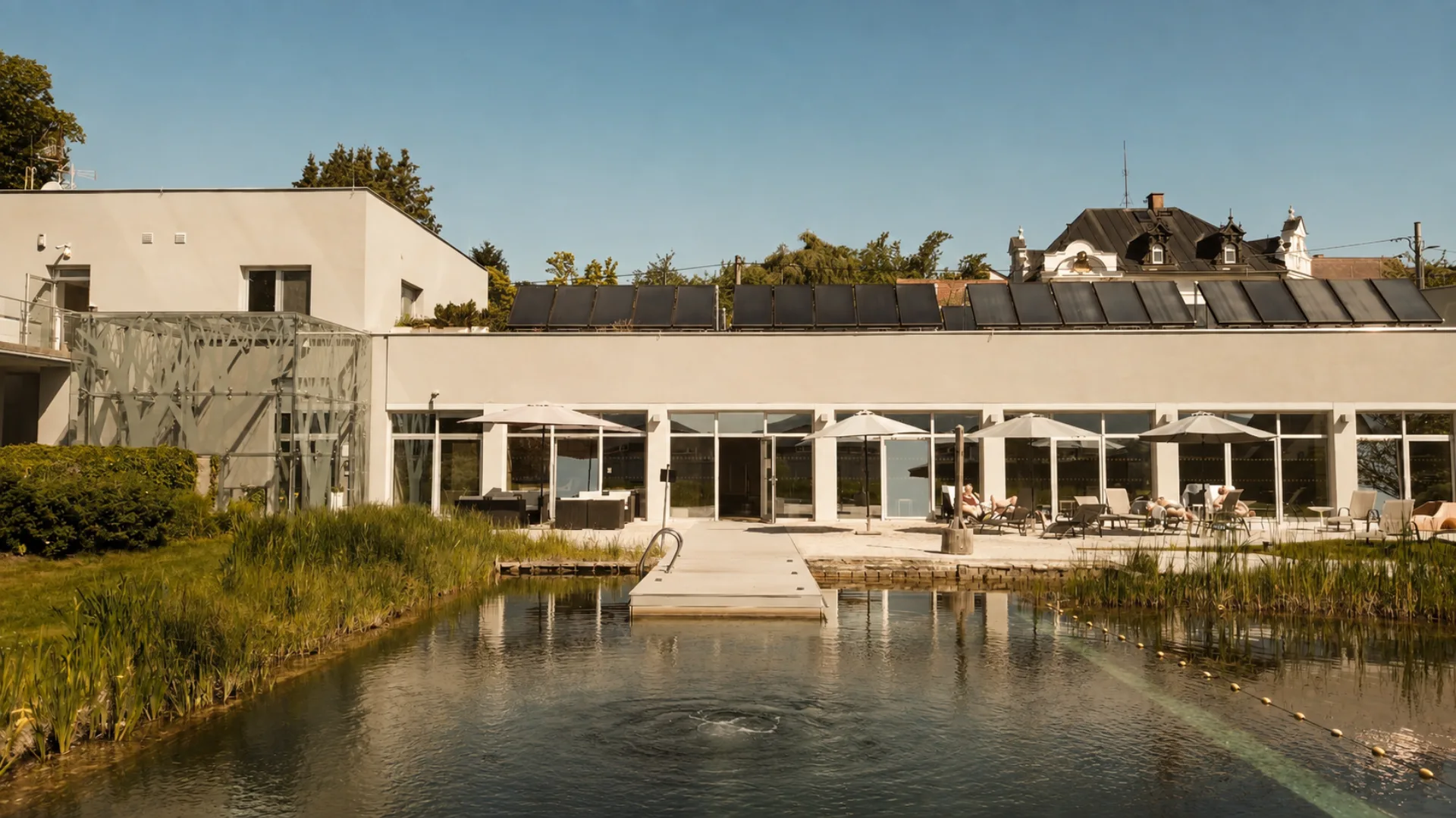 Exteriér Hotelu Antonie s přírodním koupacím jezírkem a moderní hotelovou architekturou ve Frýdlantu.