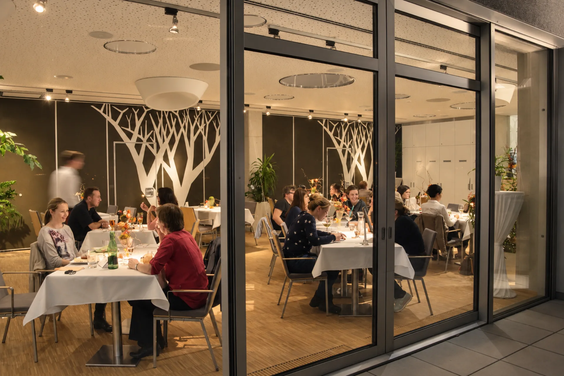 Večerní atmosféra restaurace Hotelu Antonie ve Frýdlantu s hosty u prostřených stolů.