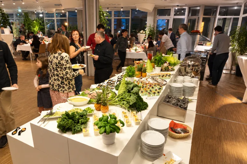 Slavnostní silvestrovský bufet a večerní posezení hostů v restauraci Hotelu Antonie ve Frýdlantu.