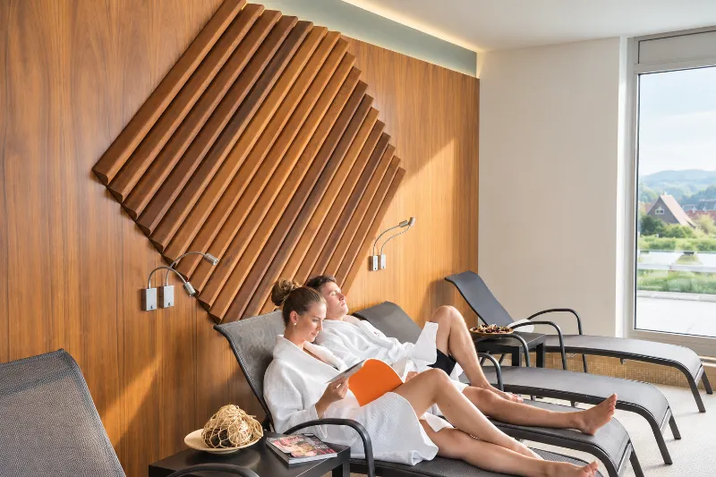 Pár odpočívající v relaxační zóně wellness Hotelu Antonie ve Frýdlantu.