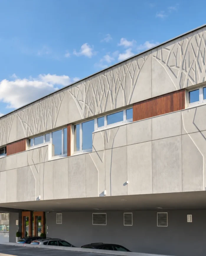 Moderní fasáda Hotelu Antonie ve Frýdlantu s dekorativním motivem stromů.
