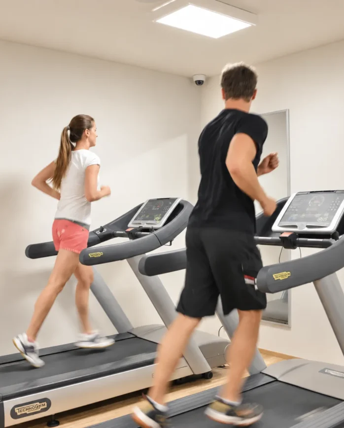 Hosté cvičí na běžeckých pásech ve fitness centru Hotelu Antonie ve Frýdlantu.