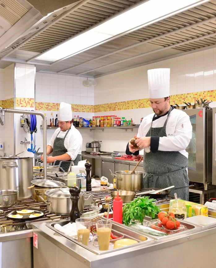 Kuchaři při přípravě jídel v profesionální kuchyni Hotelu Antonie ve Frýdlantu.