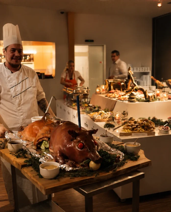 Kuchař Hotelu Antonie u slavnostního bufetu s pečeným seletem a výběrem pokrmů v hotelové restauraci.