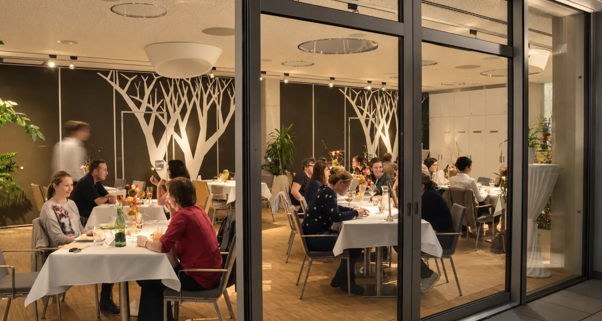 Večerní atmosféra restaurace Hotelu Antonie ve Frýdlantu s hosty u prostřených stolů.