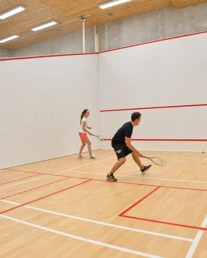 Dvojice hostů při hře squashe ve sportovní hale Hotelu Antonie ve Frýdlantu.